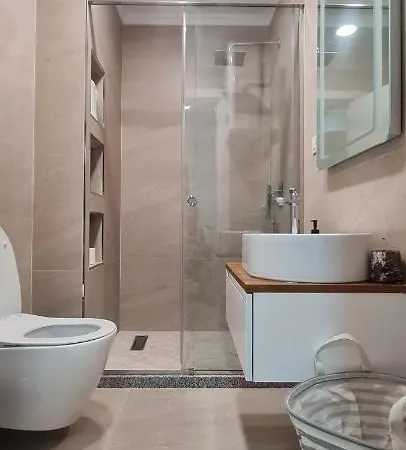 Tam Serviced Komuna E Parisit District Apartment *
