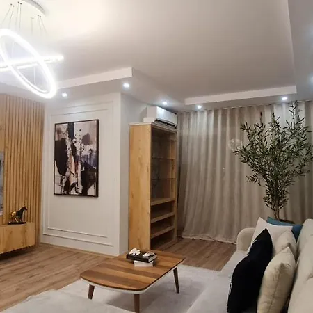 Tam Serviced Komuna E Parisit District Apartment *